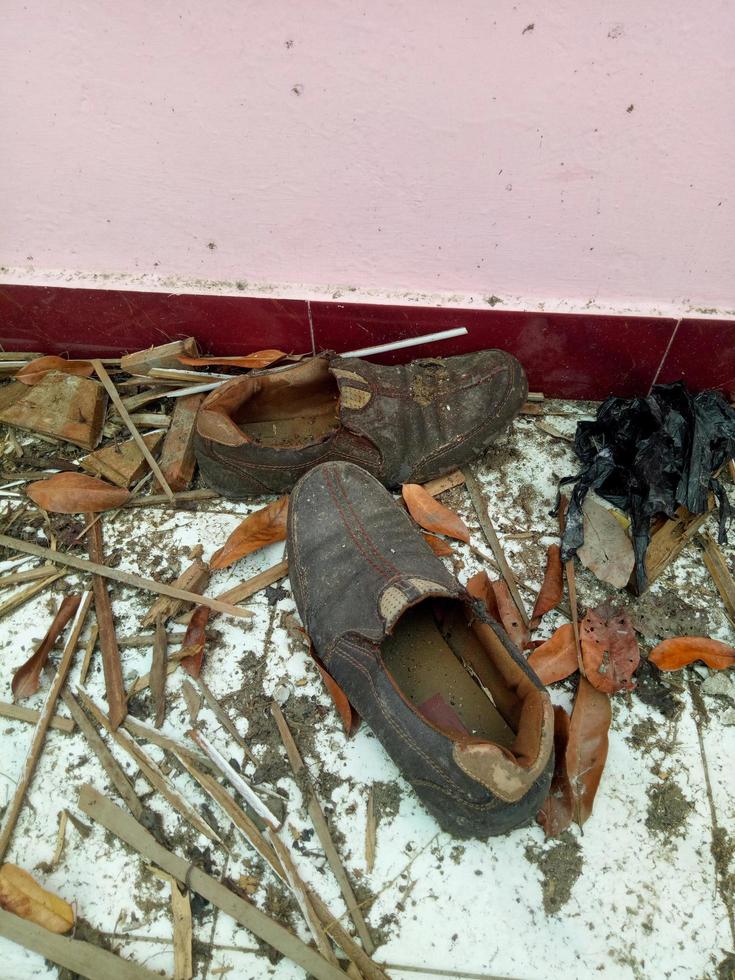 chatarra de zapatos en una casa desocupada foto