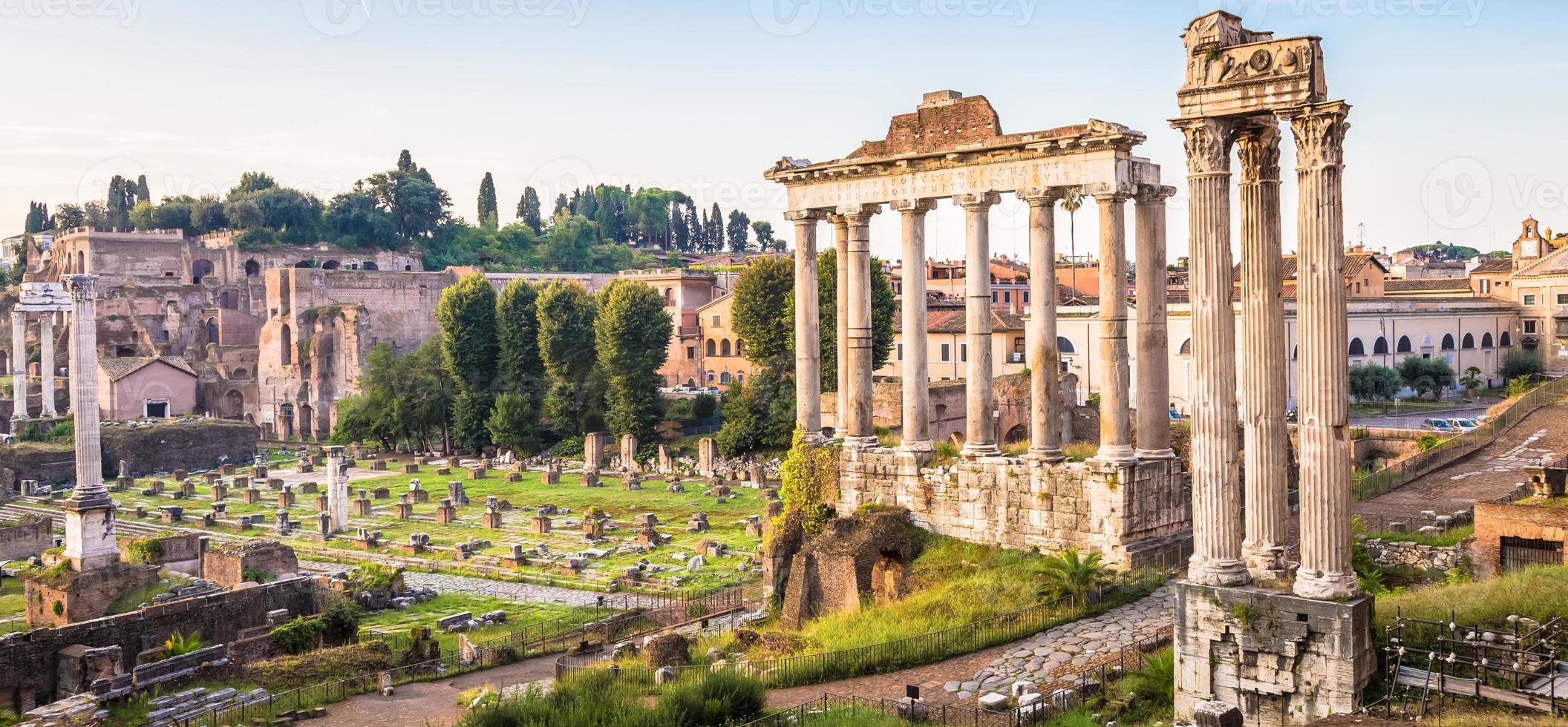 La luz del amanecer con el cielo azul en la arquitectura antigua romana en Roma, Italia foto