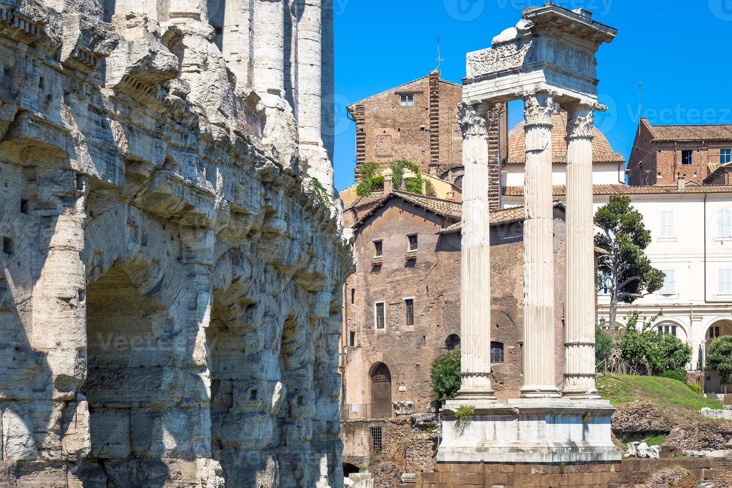 antiguo exterior del teatro macello muy cerca del coliseo, roma, italia. foto