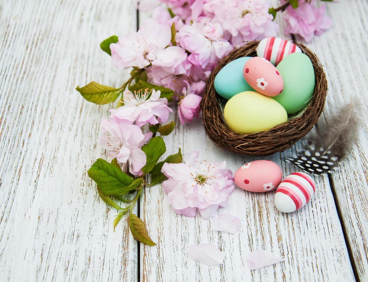 huevos de pascua y flor de sakura foto