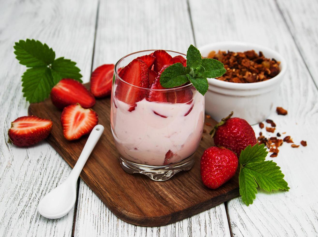 granola,  fresh strawberry and yogurt photo