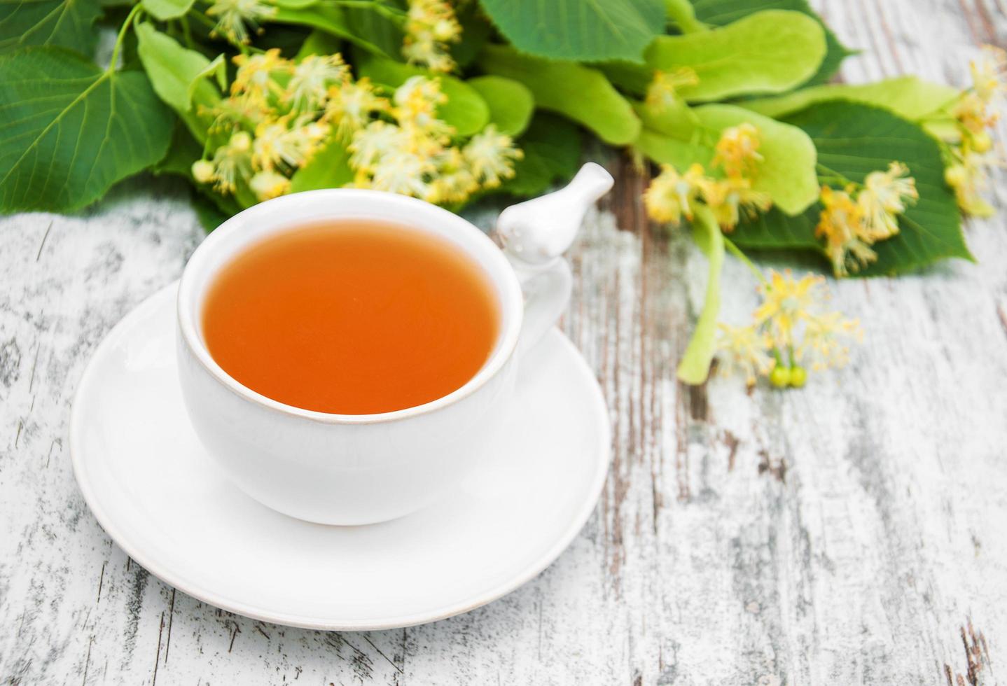 taza de té de hierbas con flores de tilo foto