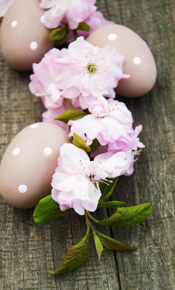 huevos de pascua y flor de sakura foto