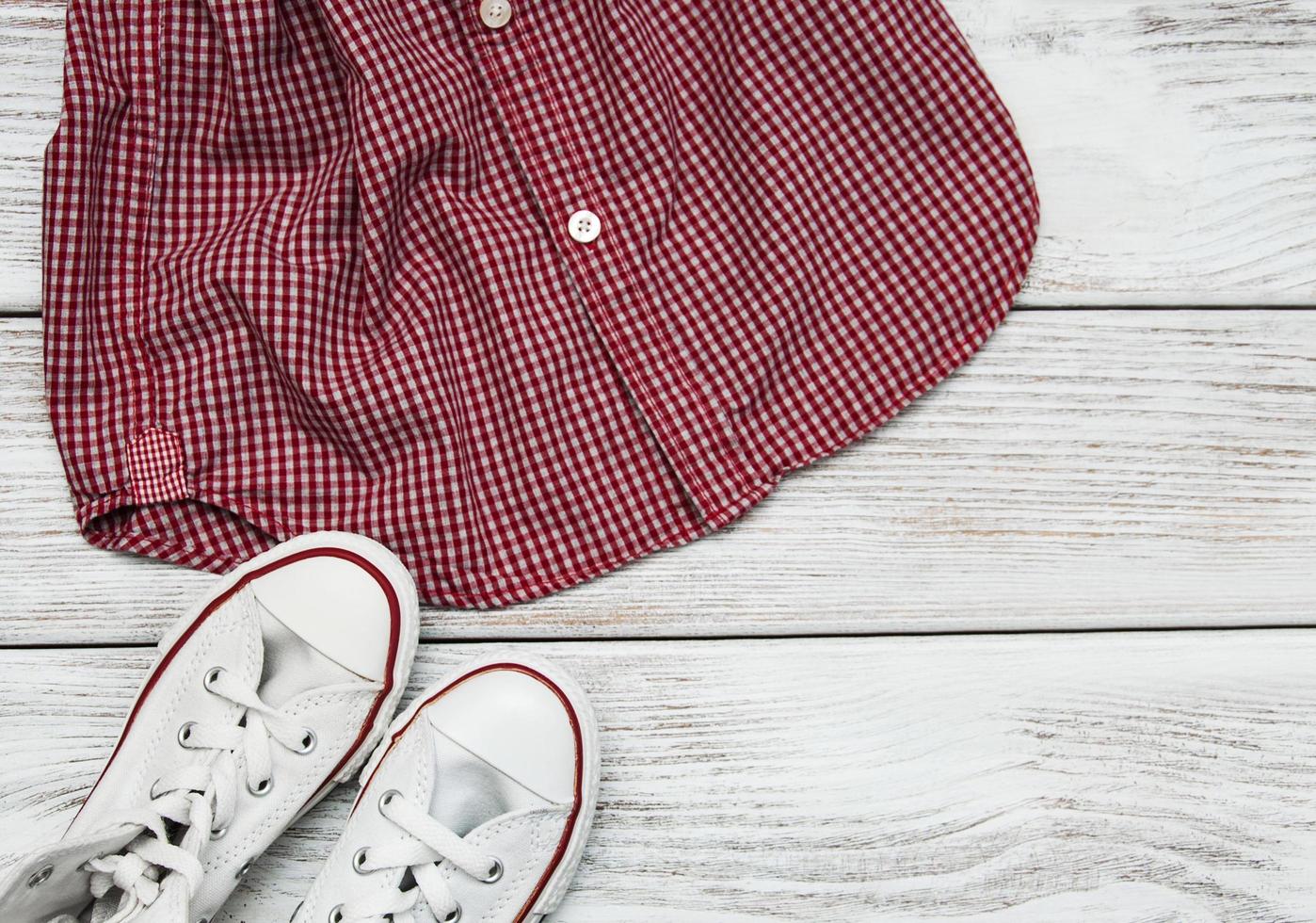 camisa a cuadros con tenis blancos foto