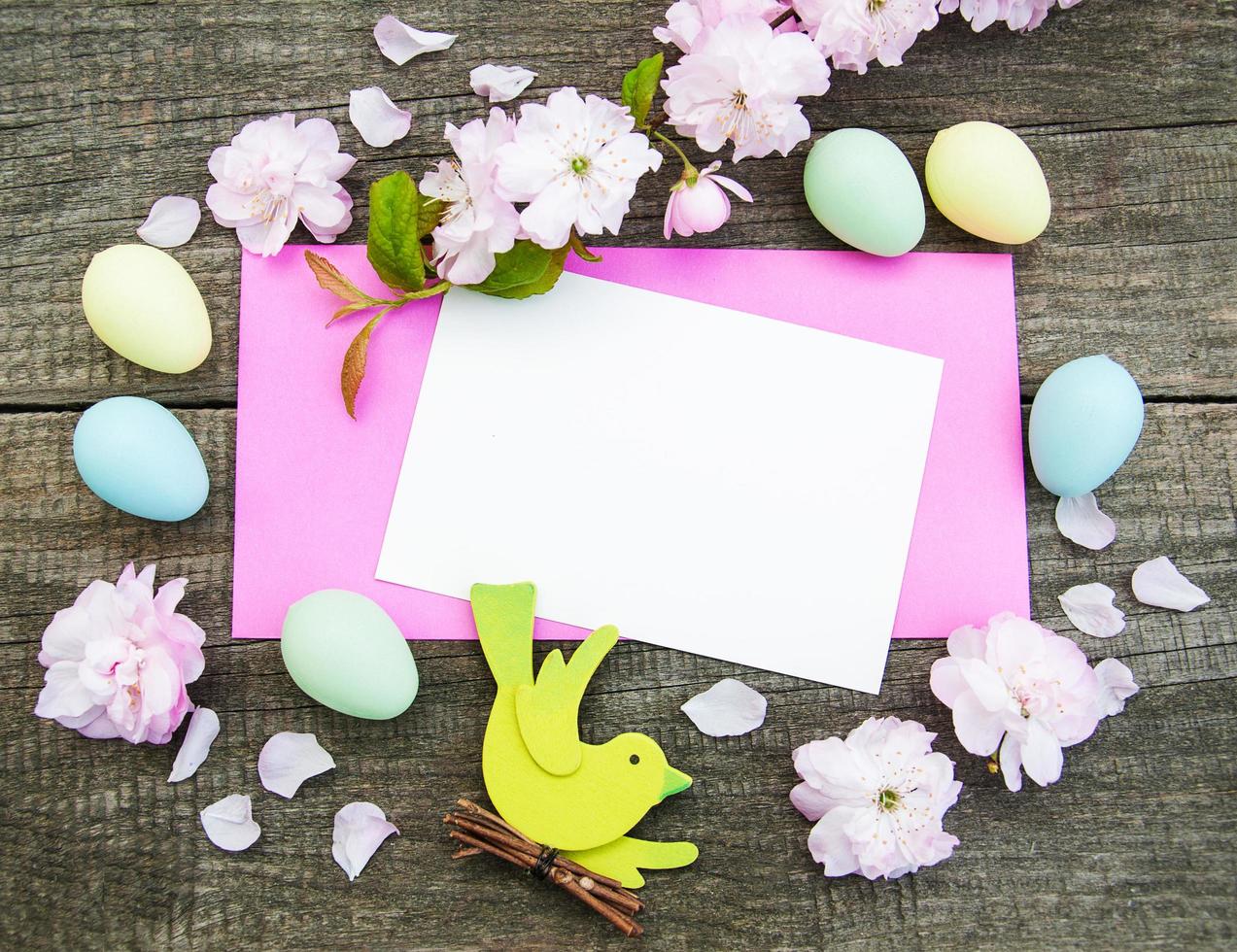 huevos de pascua y tarjeta de felicitación foto