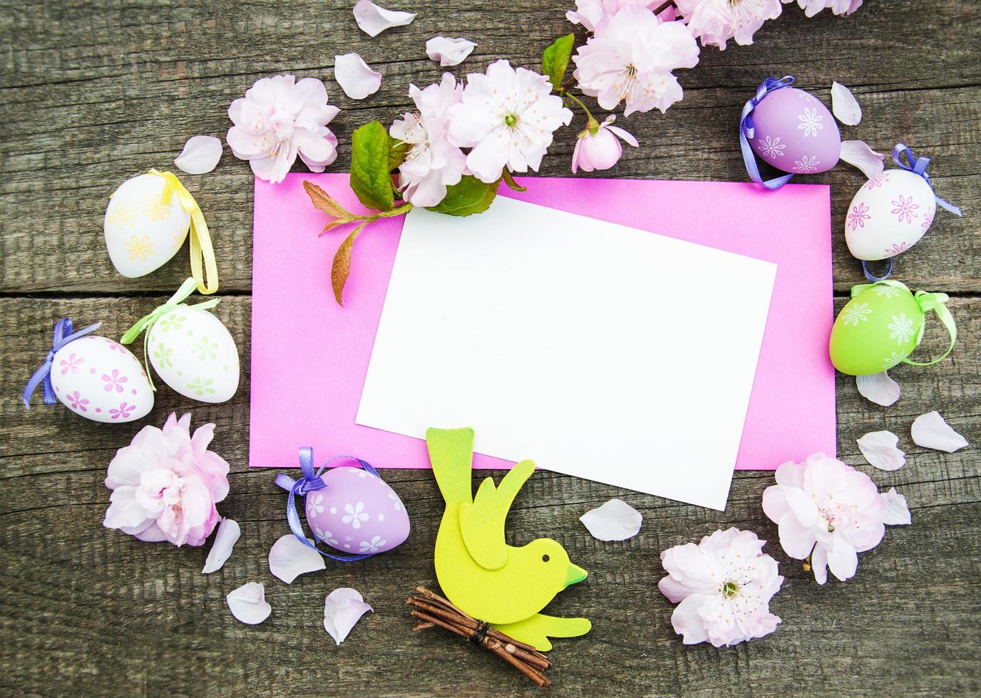 huevos de pascua y tarjeta de felicitación foto