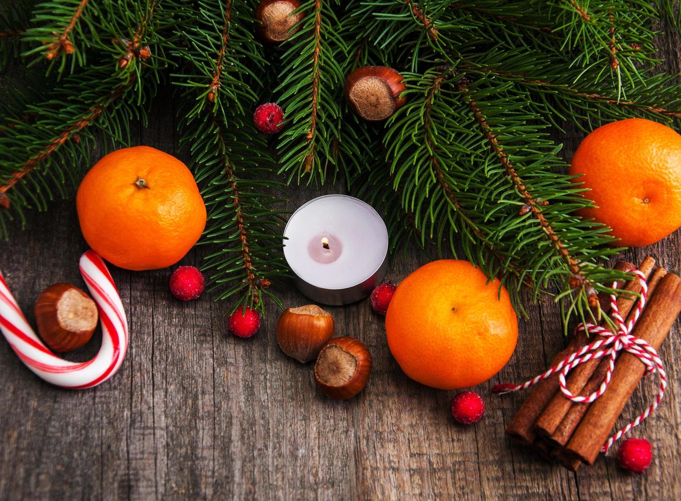 mandarinas y adornos navideños foto