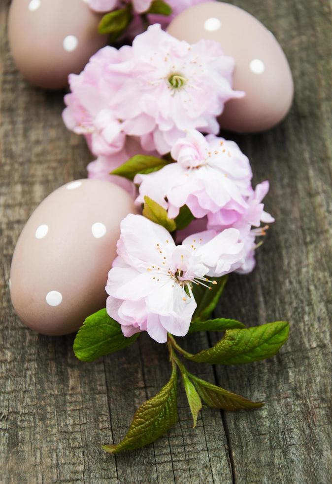 huevos de pascua y flor de sakura foto