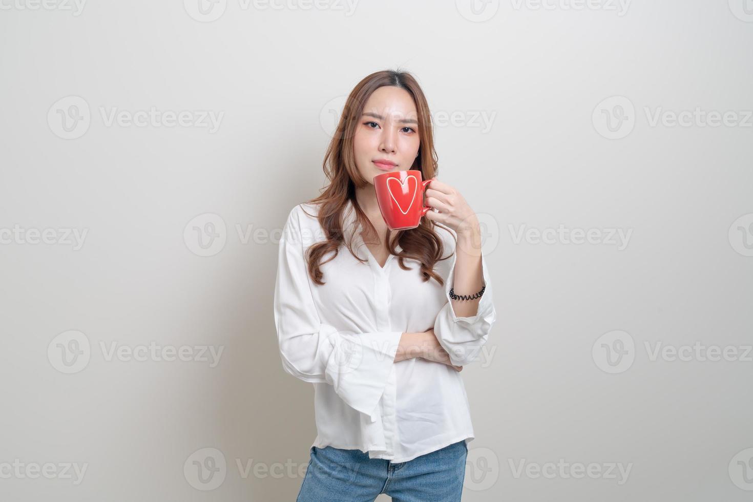 retrato, hermoso, mujer asiática, tenencia, taza de café, o, taza foto