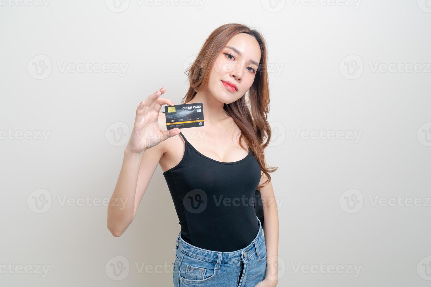 retrato, hermoso, mujer asiática, tenencia, tarjeta de crédito foto