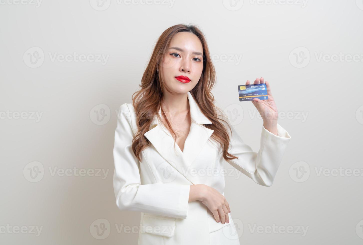 retrato, hermoso, mujer asiática, tenencia, tarjeta de crédito foto