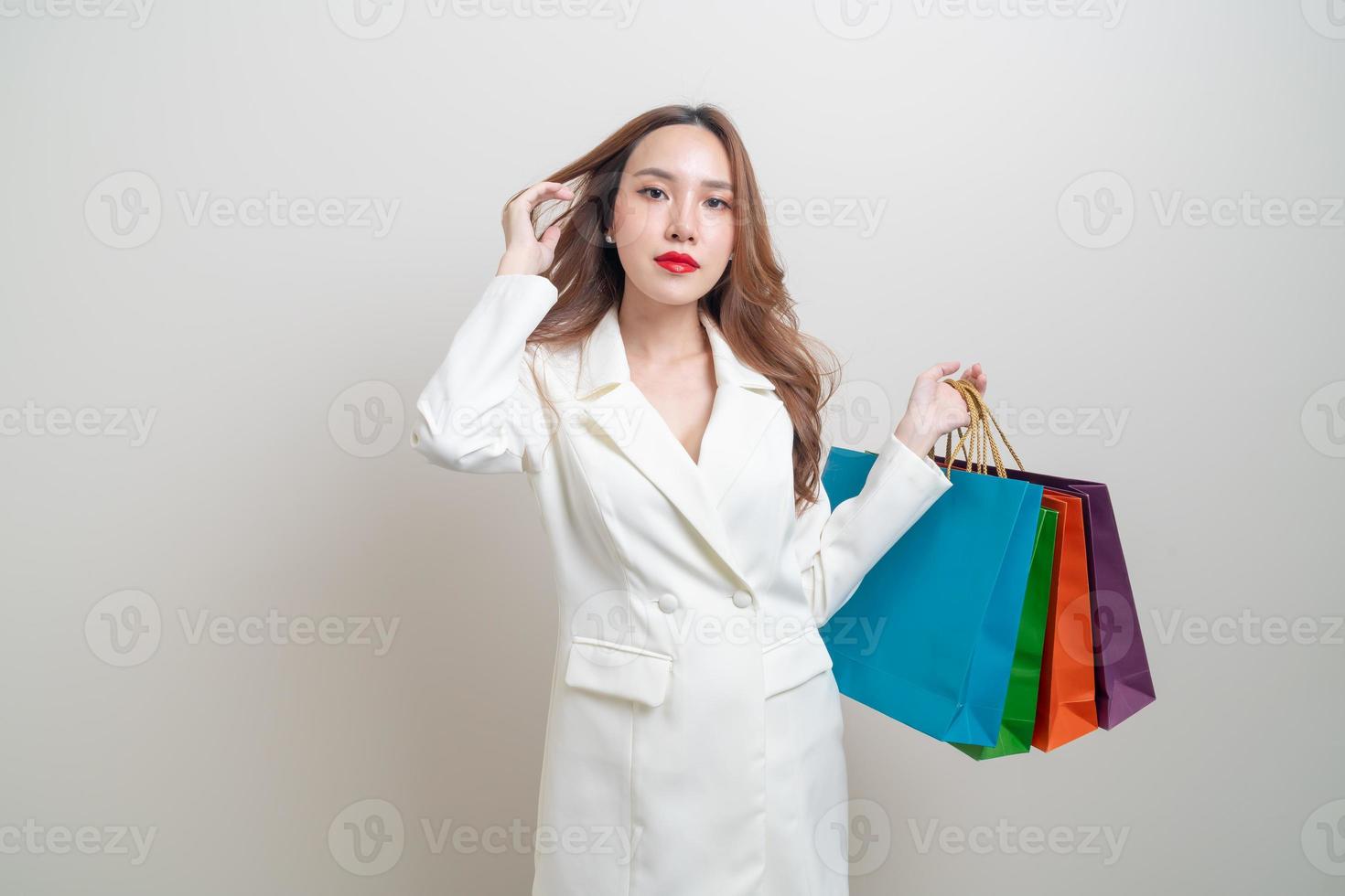 retrato, hermoso, mujer asiática, tenencia, bolsa de compras foto