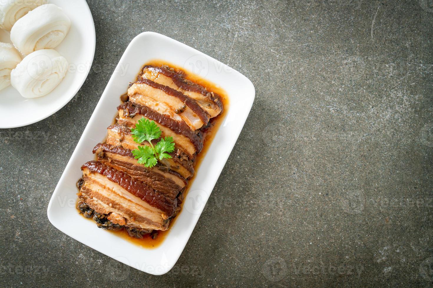 panceta al vapor con recetas de cubbage de mostaza swatow o mei cai kou rou foto