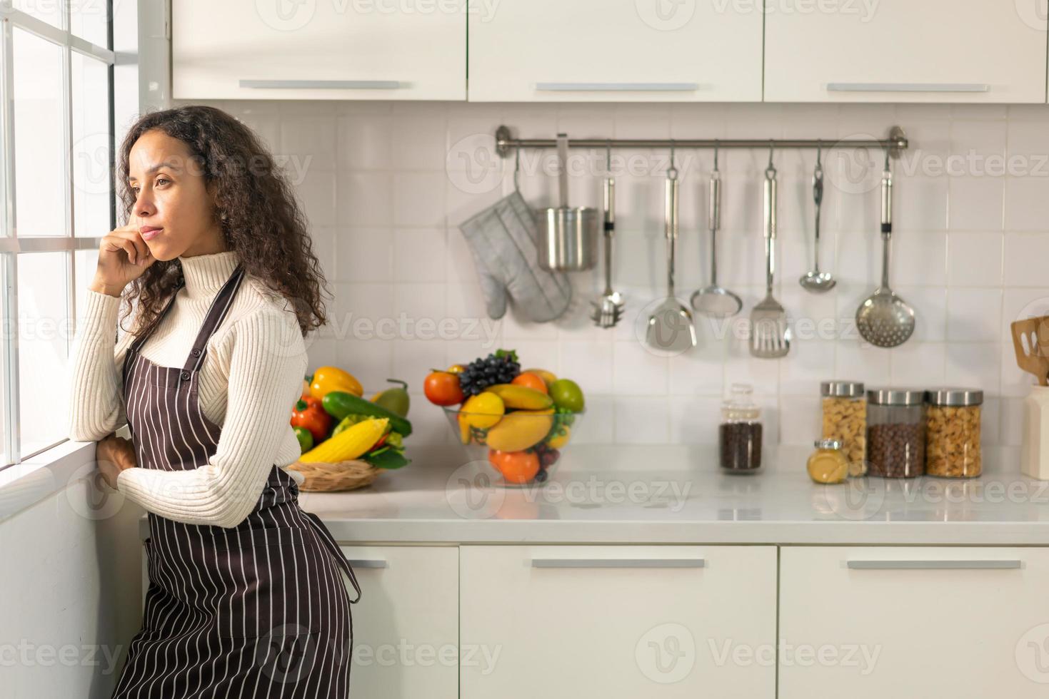 retrato, mujer latina, en, cocina foto