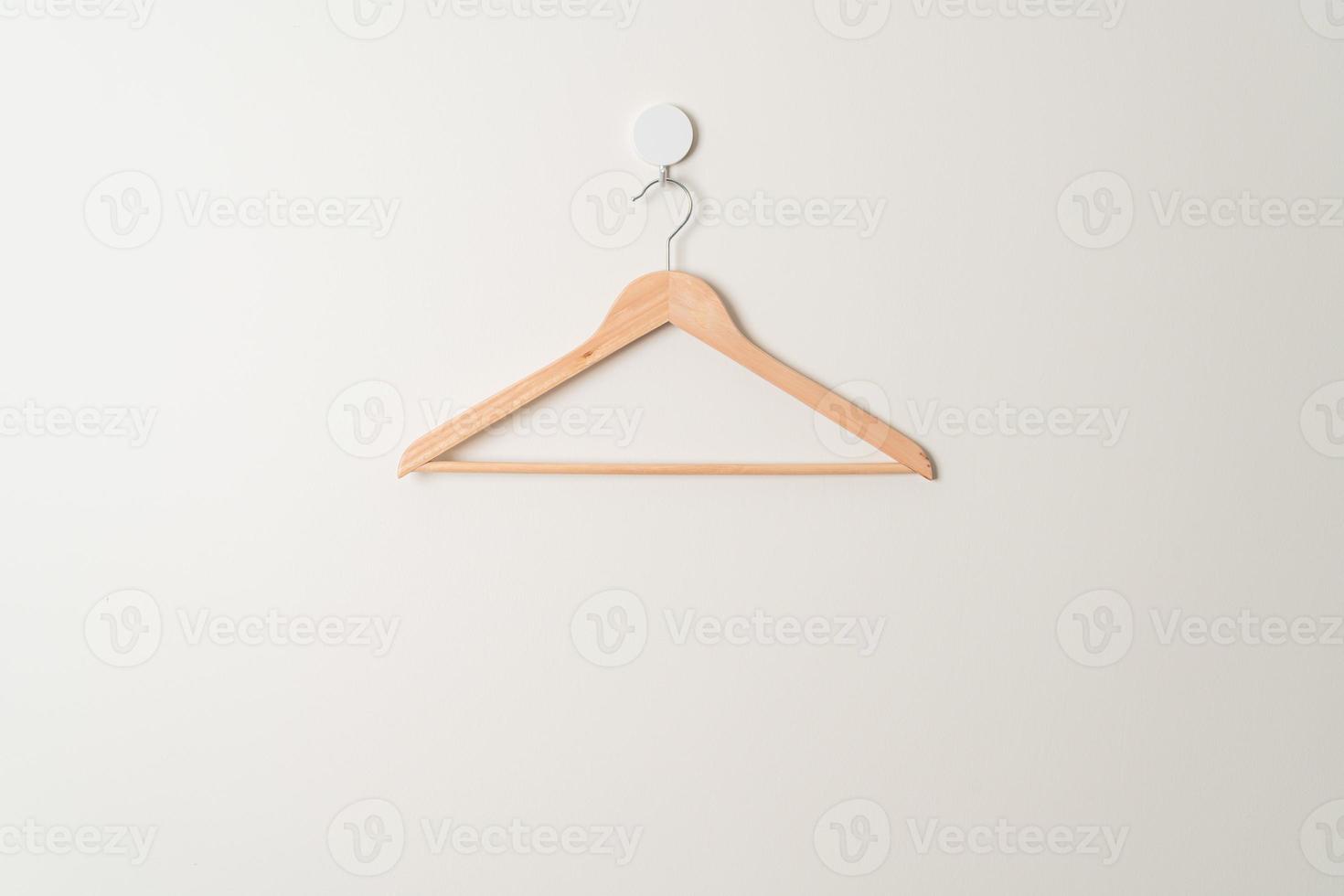 colgador de ropa de madera en la pared foto