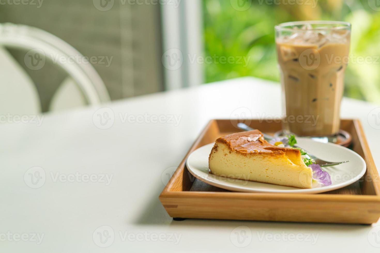 Pastel de queso quemado vasco en un plato foto