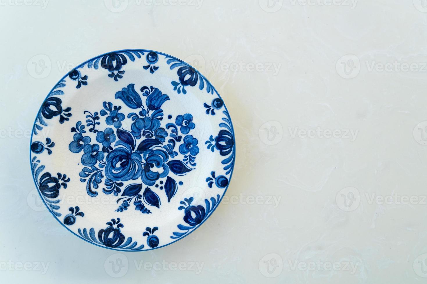 hermoso plato de porcelana vintage en la mesa foto