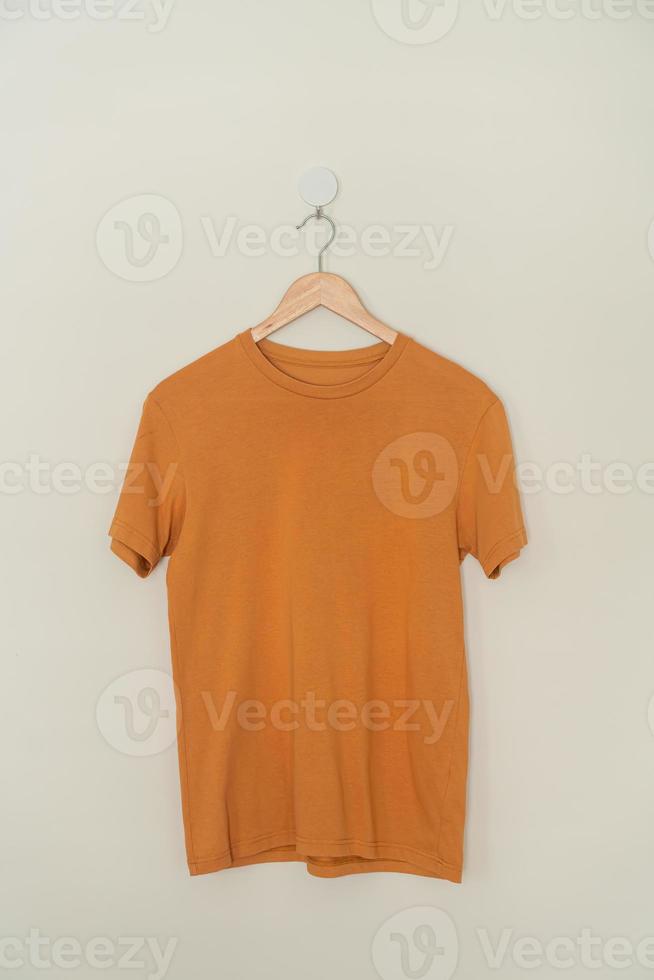 camiseta colgada con percha de madera foto