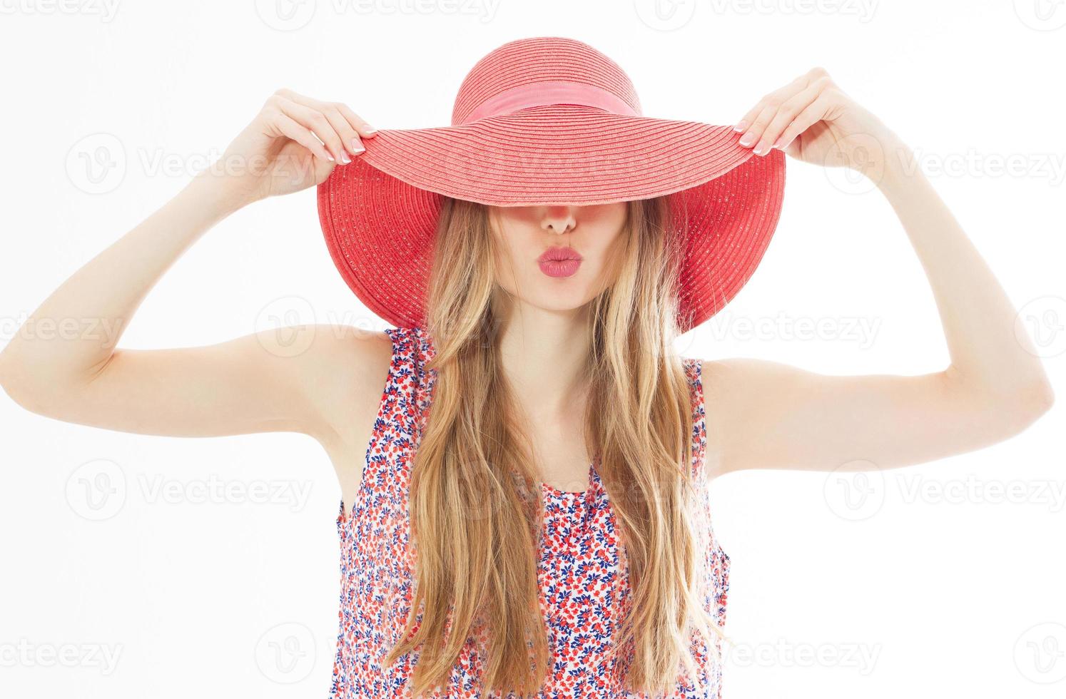 retrato de una joven y elegante modelo de chica besándose con ropa de  verano informal de