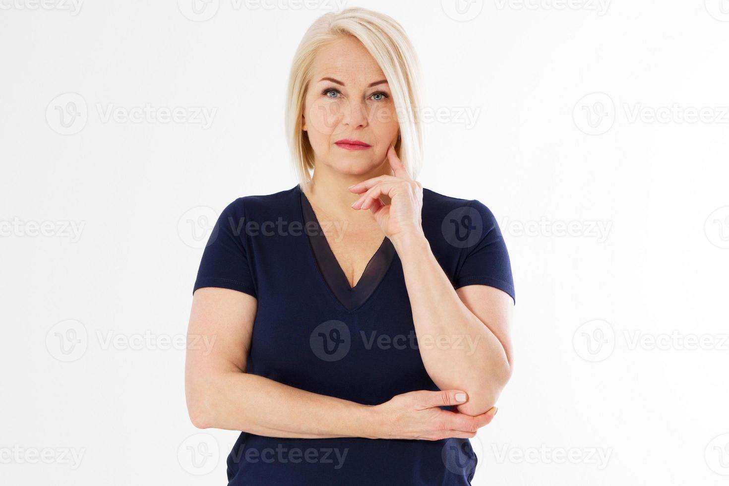 mujer triste de mediana edad, mujer madura preocupada por algo, aislada de fondo blanco, retrato de una mujer madura frustrada y triste foto