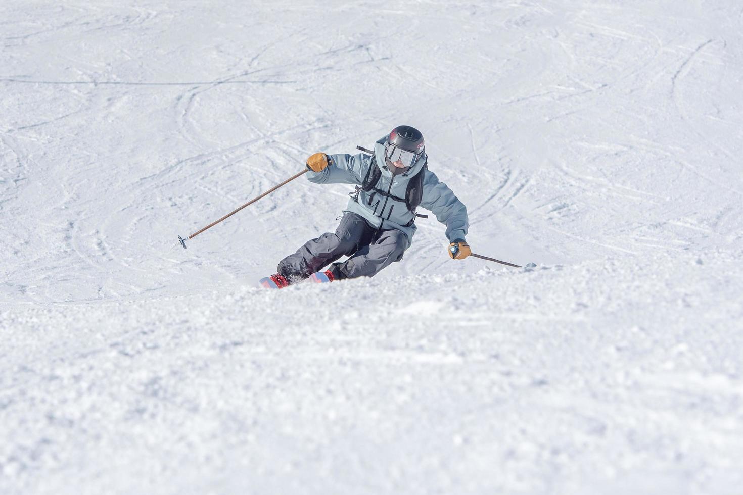 granvalira, andorra. 2021 14 de diciembre. joven esquiador haciendo un giro en las montañas de andorra en grandvalira, andorra. foto