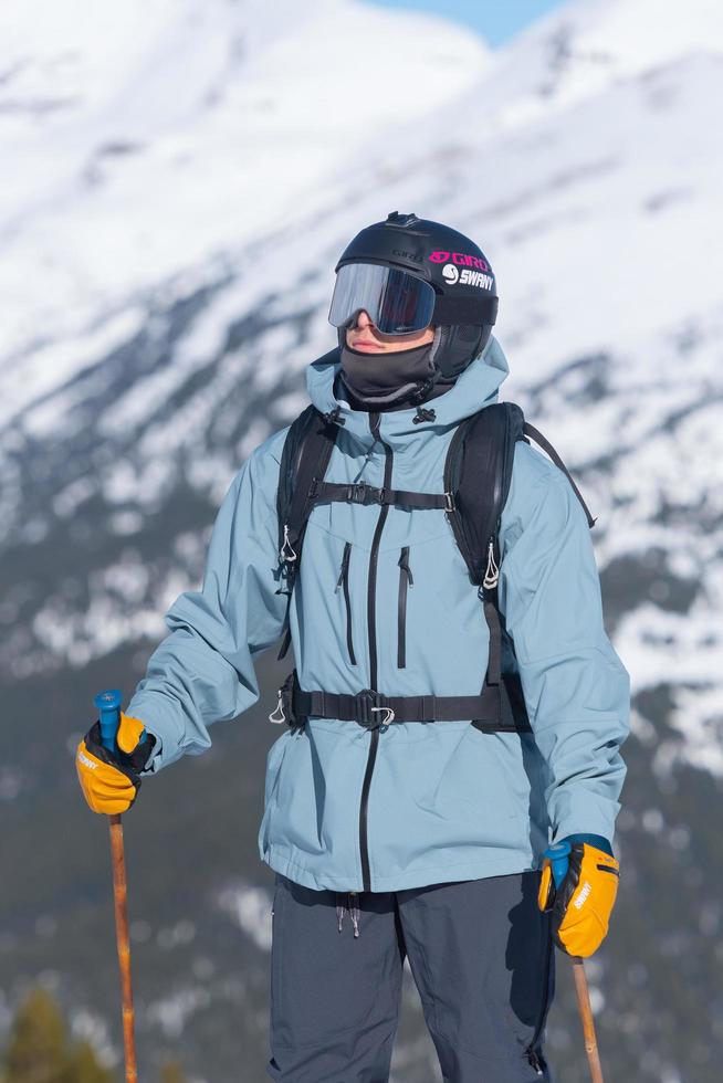 granvalira, andorra. 2021 14 de diciembre. joven esquiador haciendo un giro en las montañas de andorra en grandvalira, andorra. foto