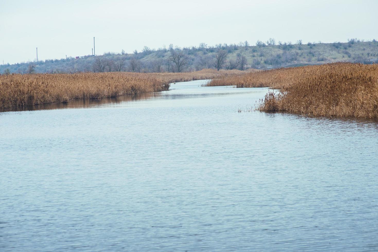 un río ancho con un mosquito a las partes. paisaje de otoño foto