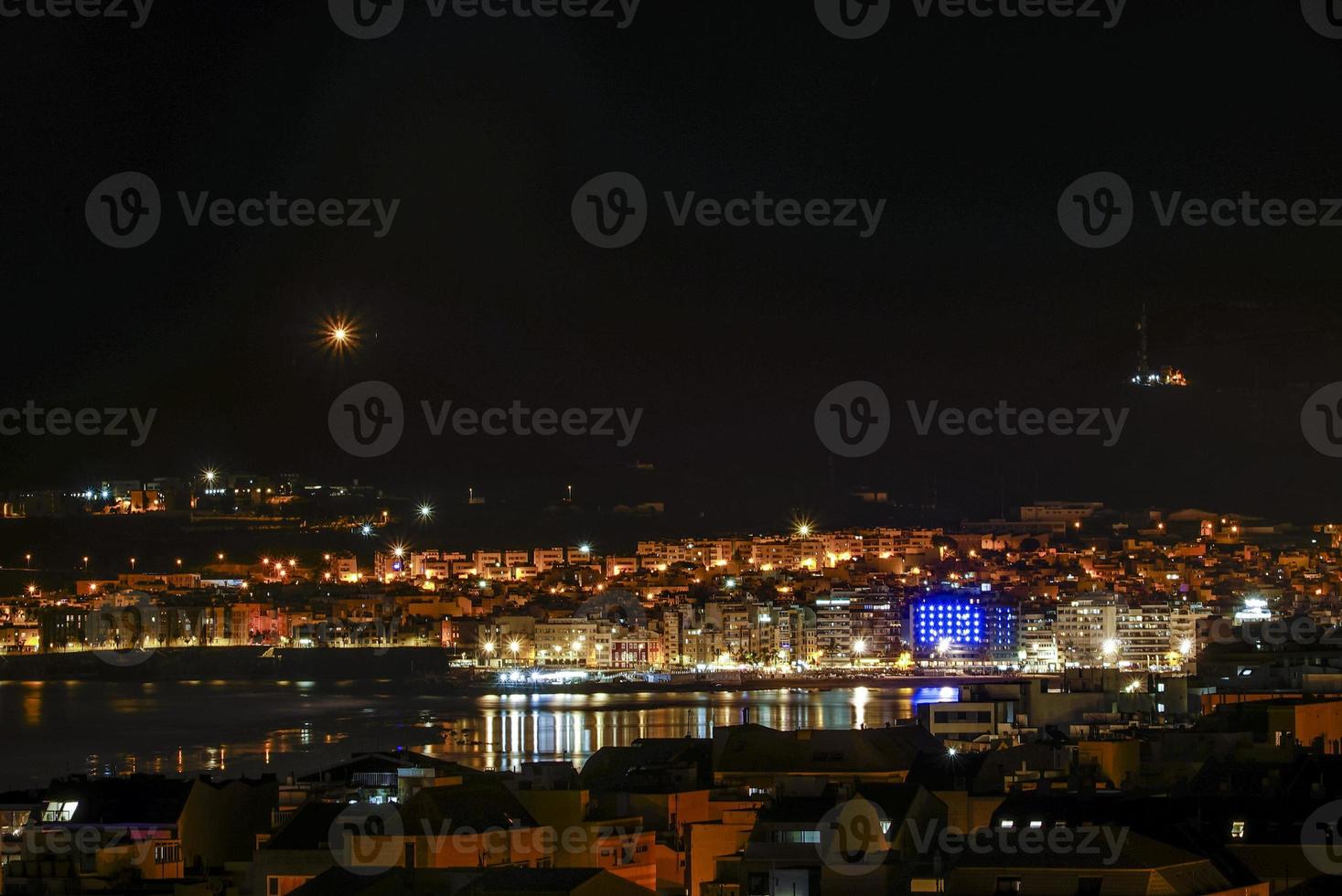 panorámica de la ciudad de las palmas en la noche foto