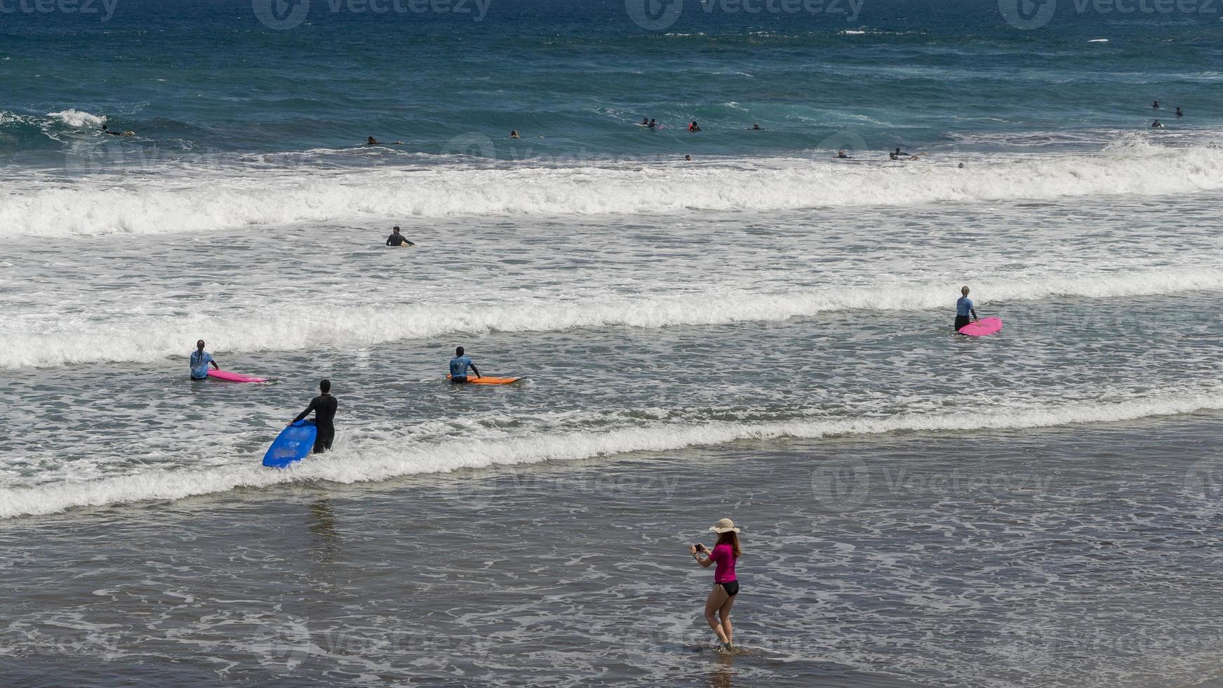 surf en la playa de canteras en gran canaria, islas canarias foto