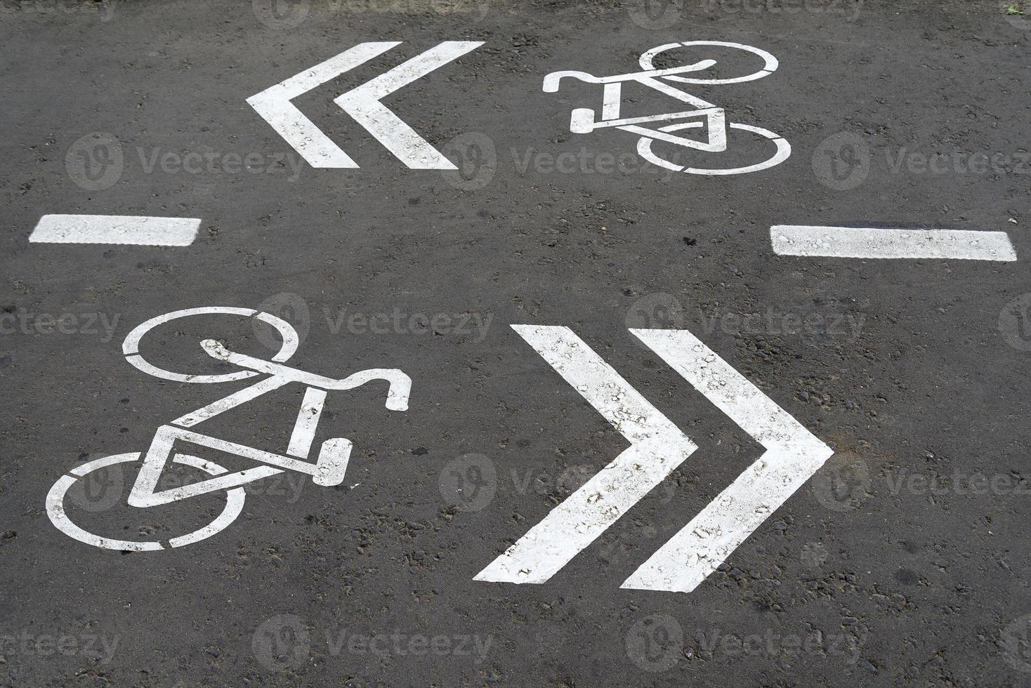 el icono de la bicicleta se dibuja en el asfalto. foto