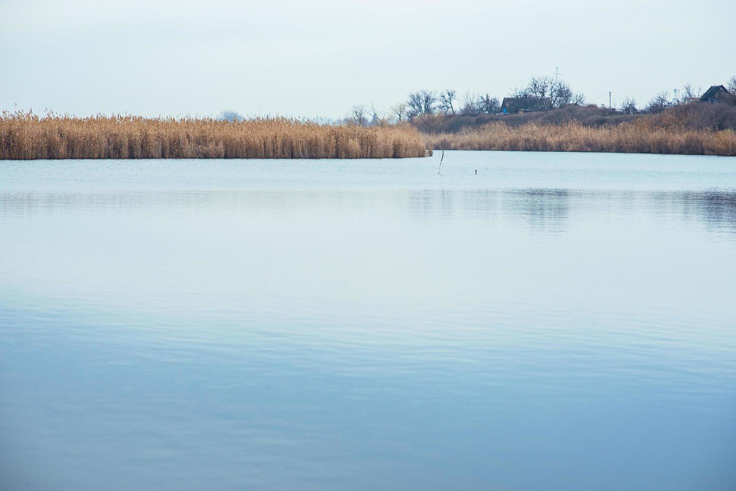 un río ancho con un mosquito a las partes. paisaje de otoño foto