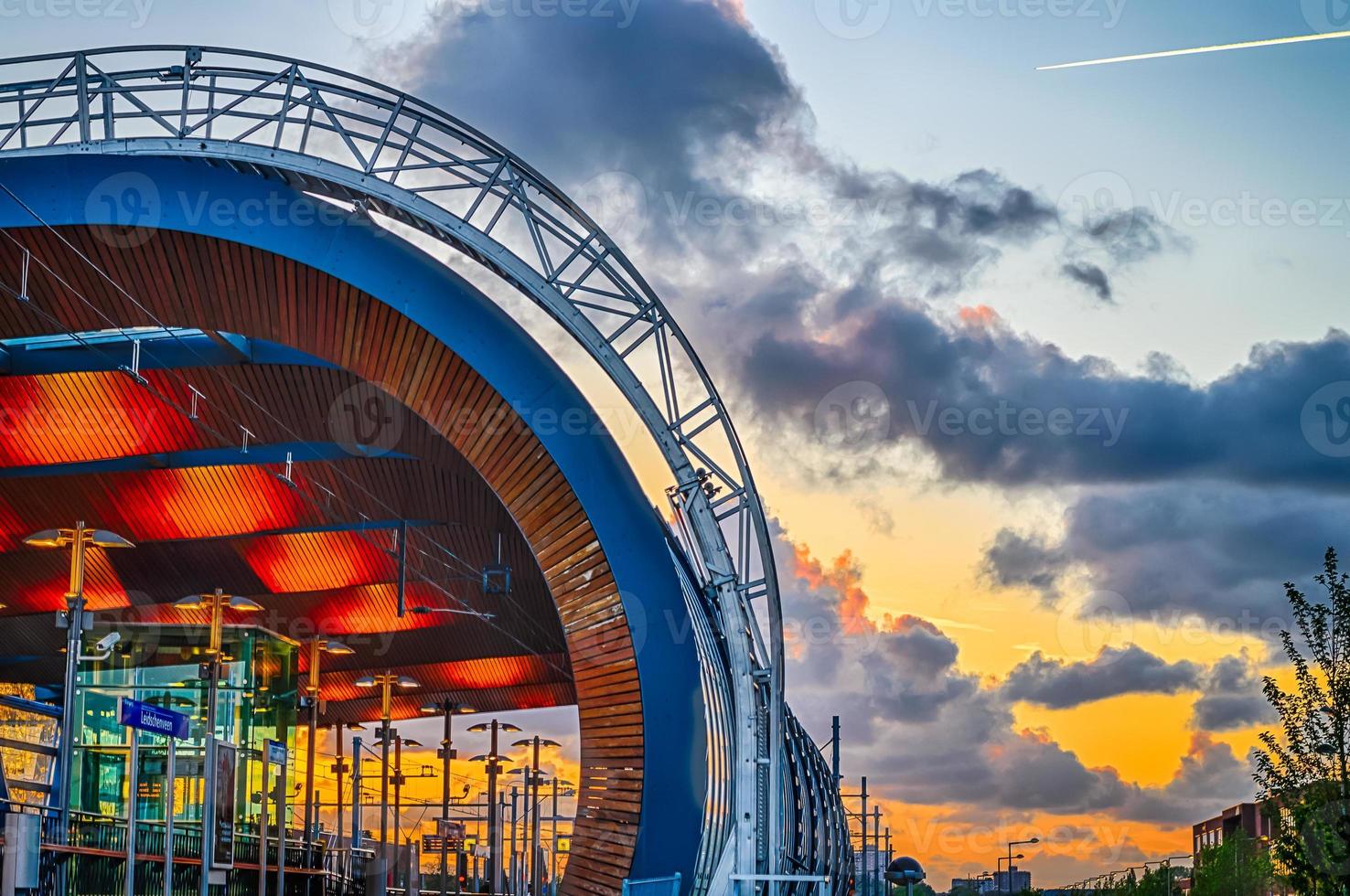 estación de tranvía al atardecer foto