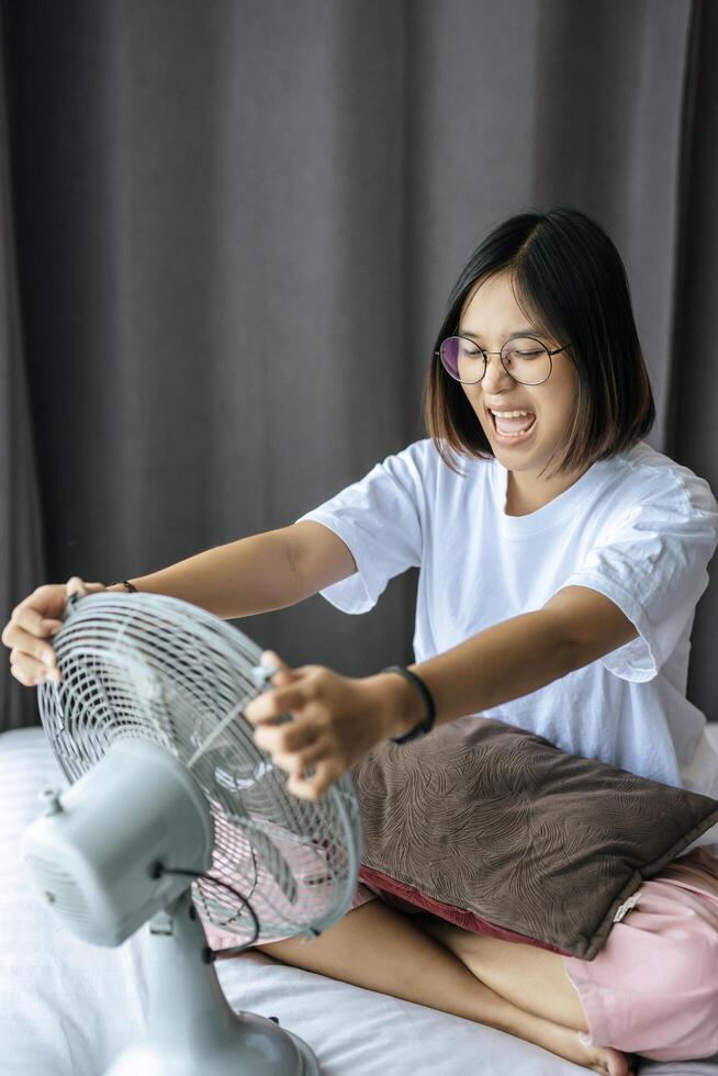 mujer vestida con una camisa blanca y un asa para el ventilador. foto