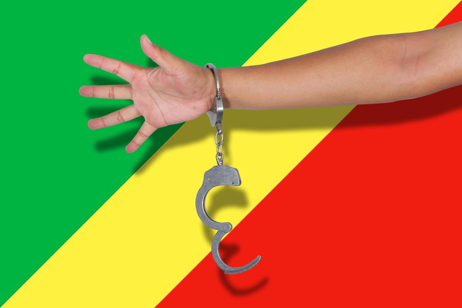 esposas con la mano en la bandera de la república del congo foto