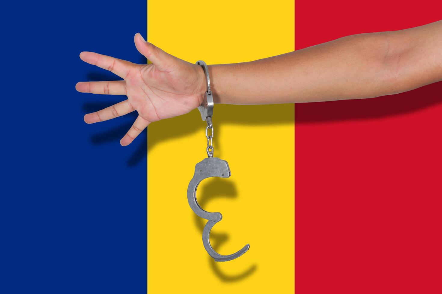 esposas con la mano en la bandera de rumania foto