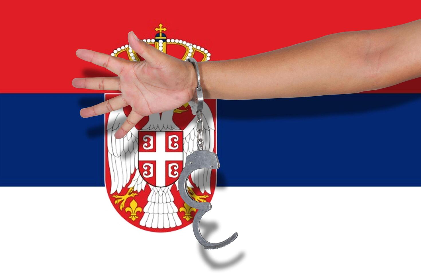 esposas con la mano en la bandera de serbia foto