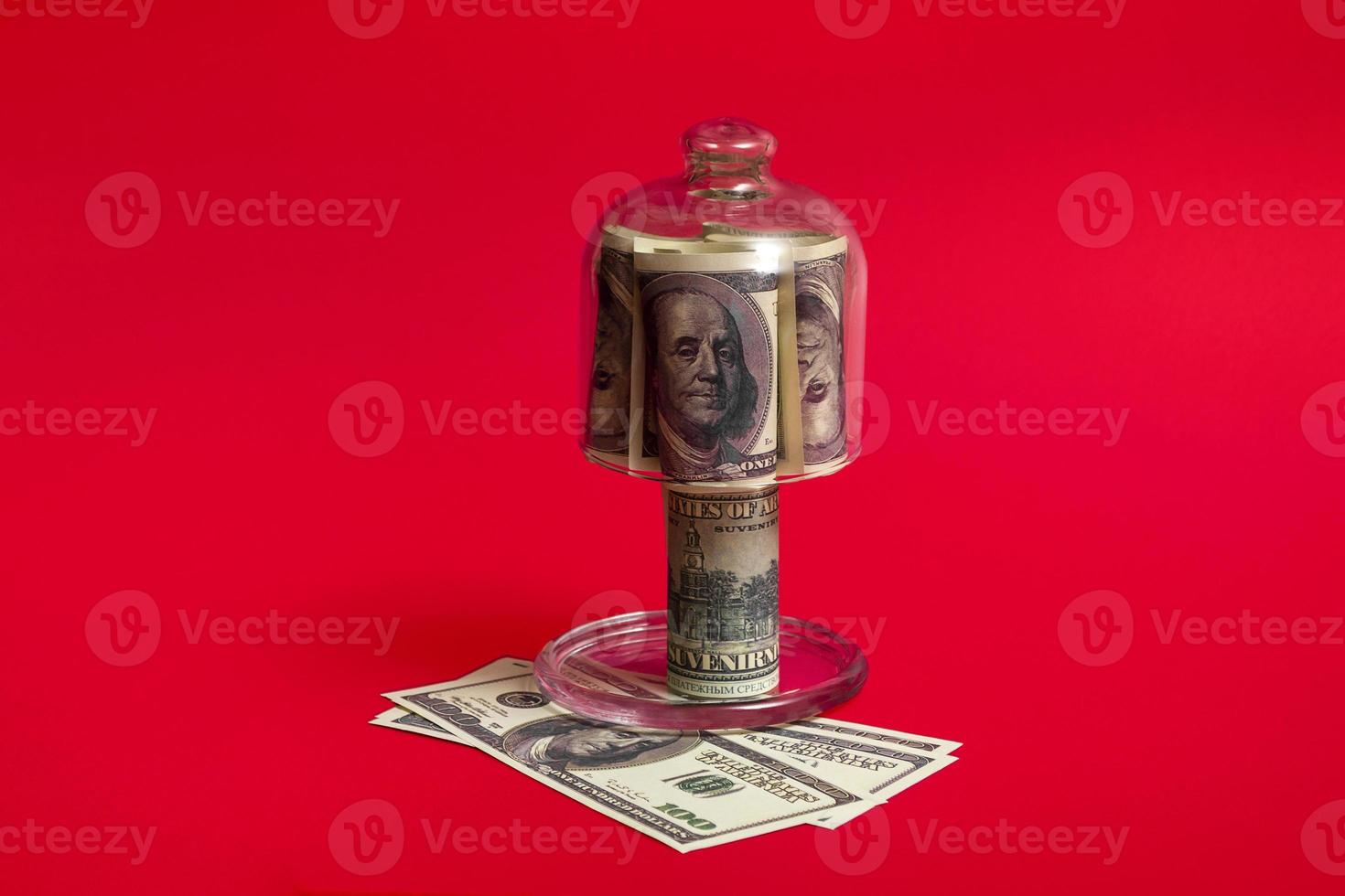 concepto de arrendamiento. carrito de compras y hucha con billetes de dólar sobre fondo rojo, primer plano. copie el espacio foto