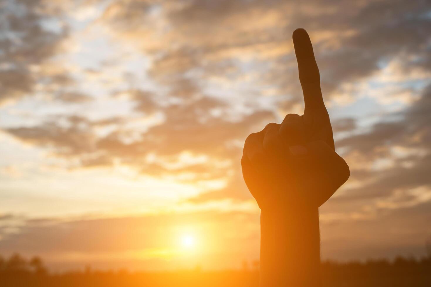 silueta de forma de mano con fondo de cielo puesta de sol. foto