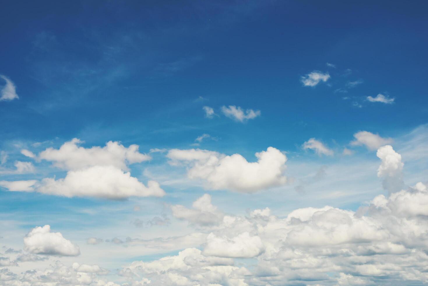 primer plano cielo azul con nubes horario de verano foto