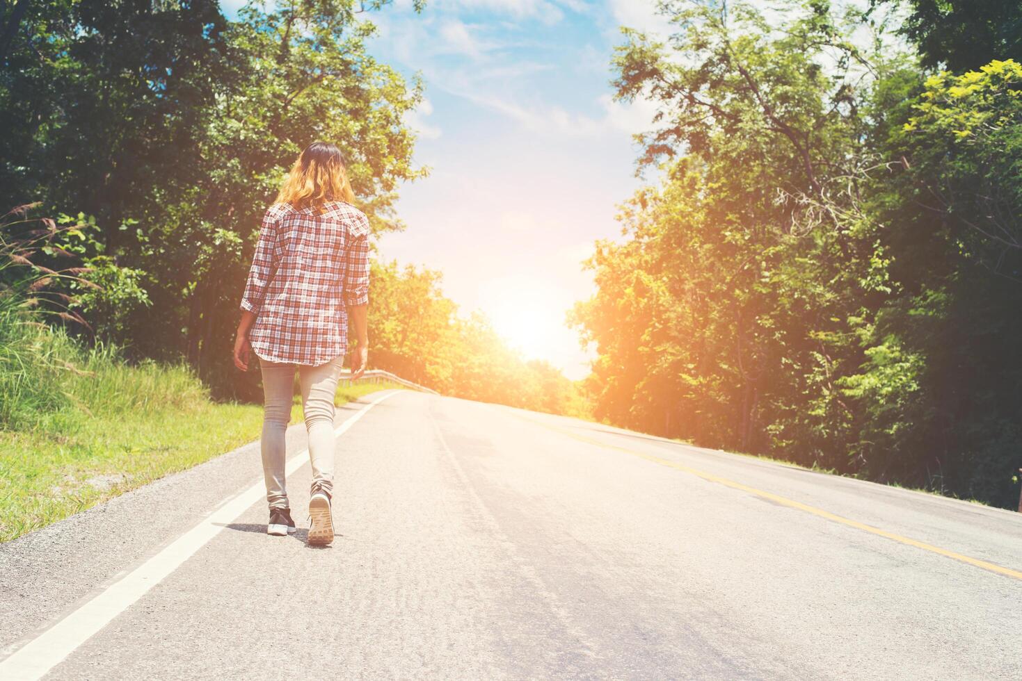 mujer joven inconformista alejándose sola en una calle lateral. foto