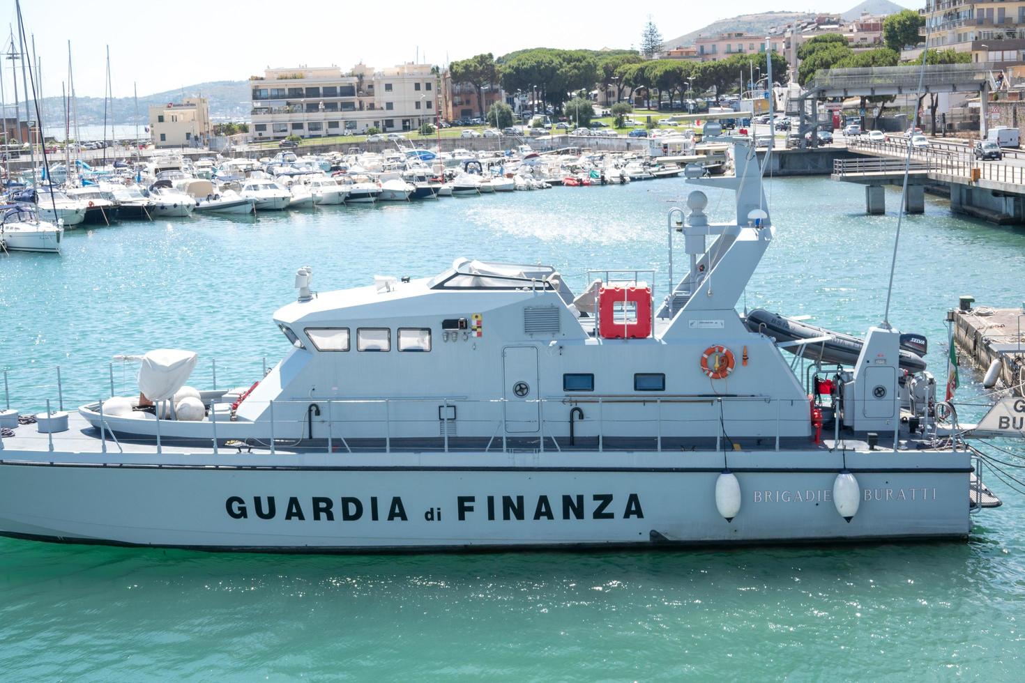 formia, italia, 15 de julio de 2021 - barco patrullero de la guardia financiera italiana foto