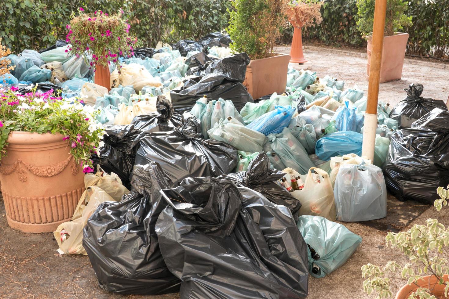 montón de basura acumulación desordenada de basura foto