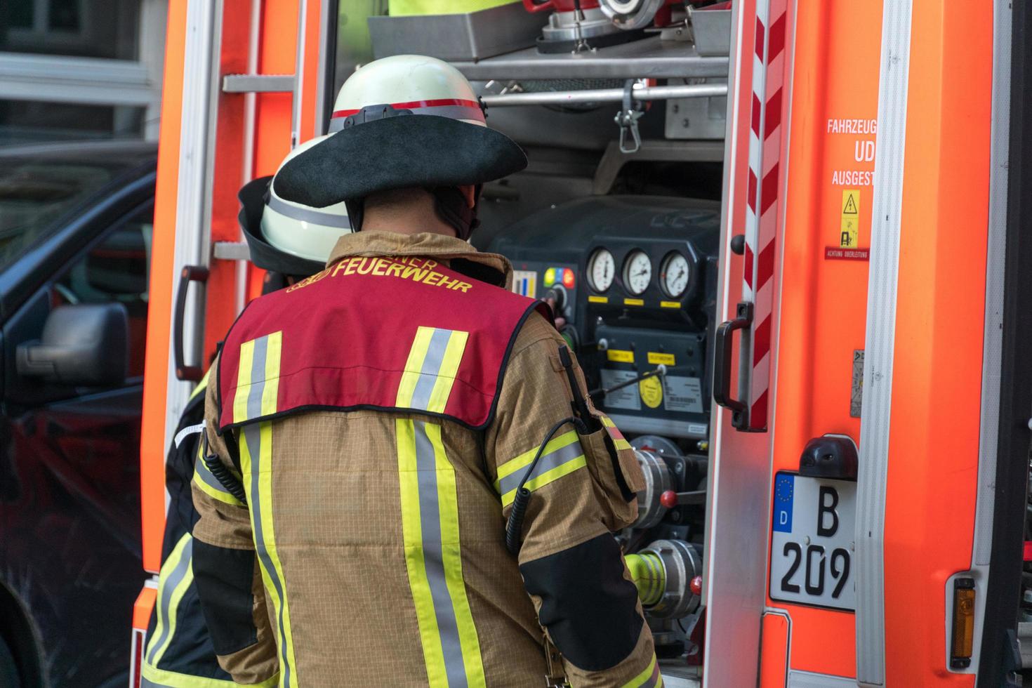 bombero del departamento de bomberos de Berlín de espaldas en el trabajo foto