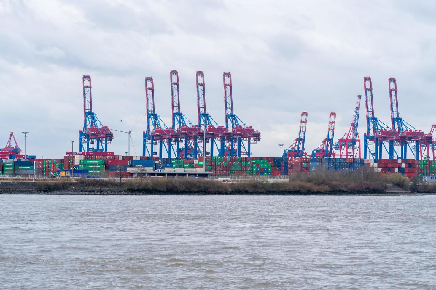 grúas portuarias móviles y contenedores de envío en el puerto de hamburgo en el norte de alemania foto