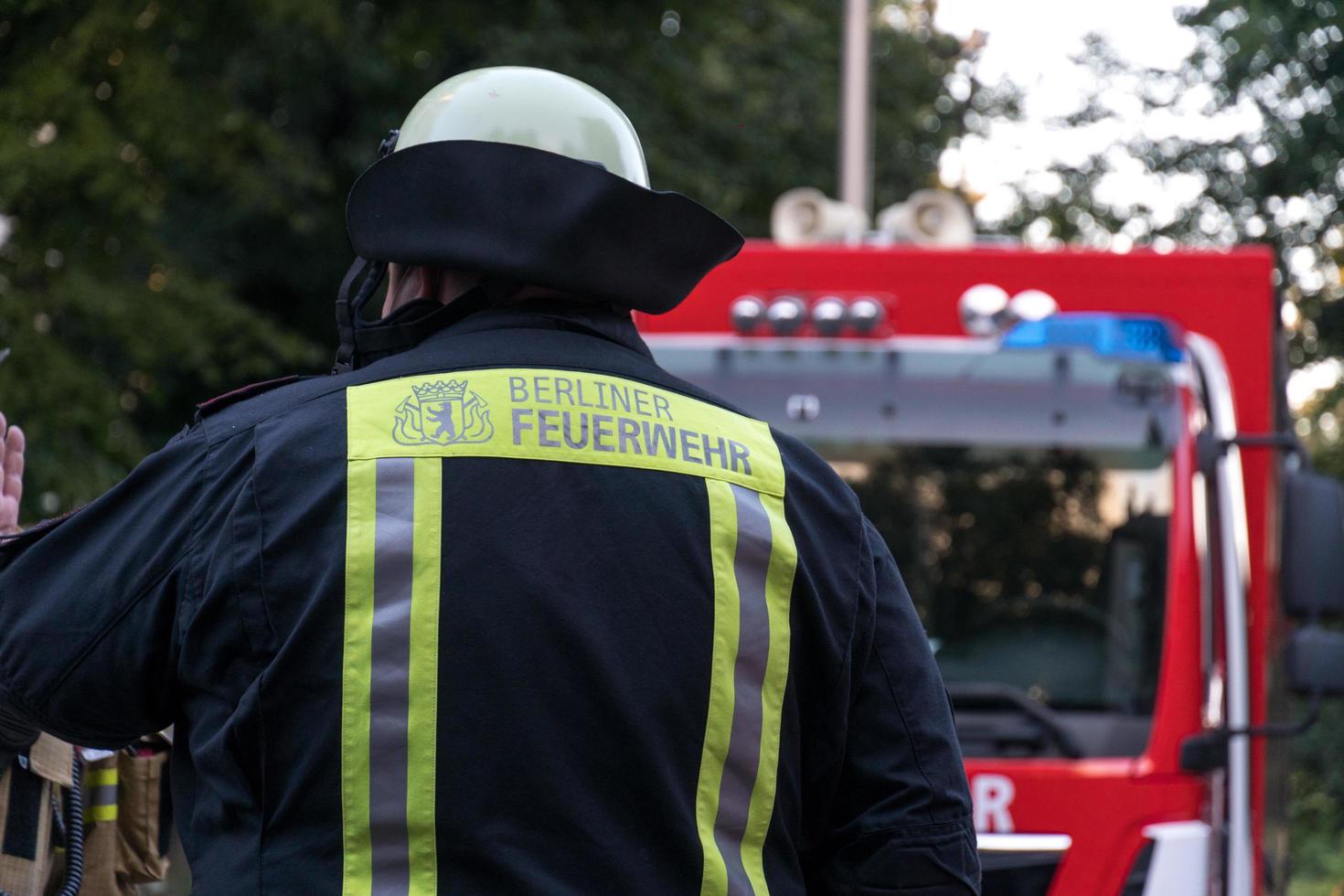 ciudad, país, mm dd, aaaa - vista trasera del bombero alemán foto