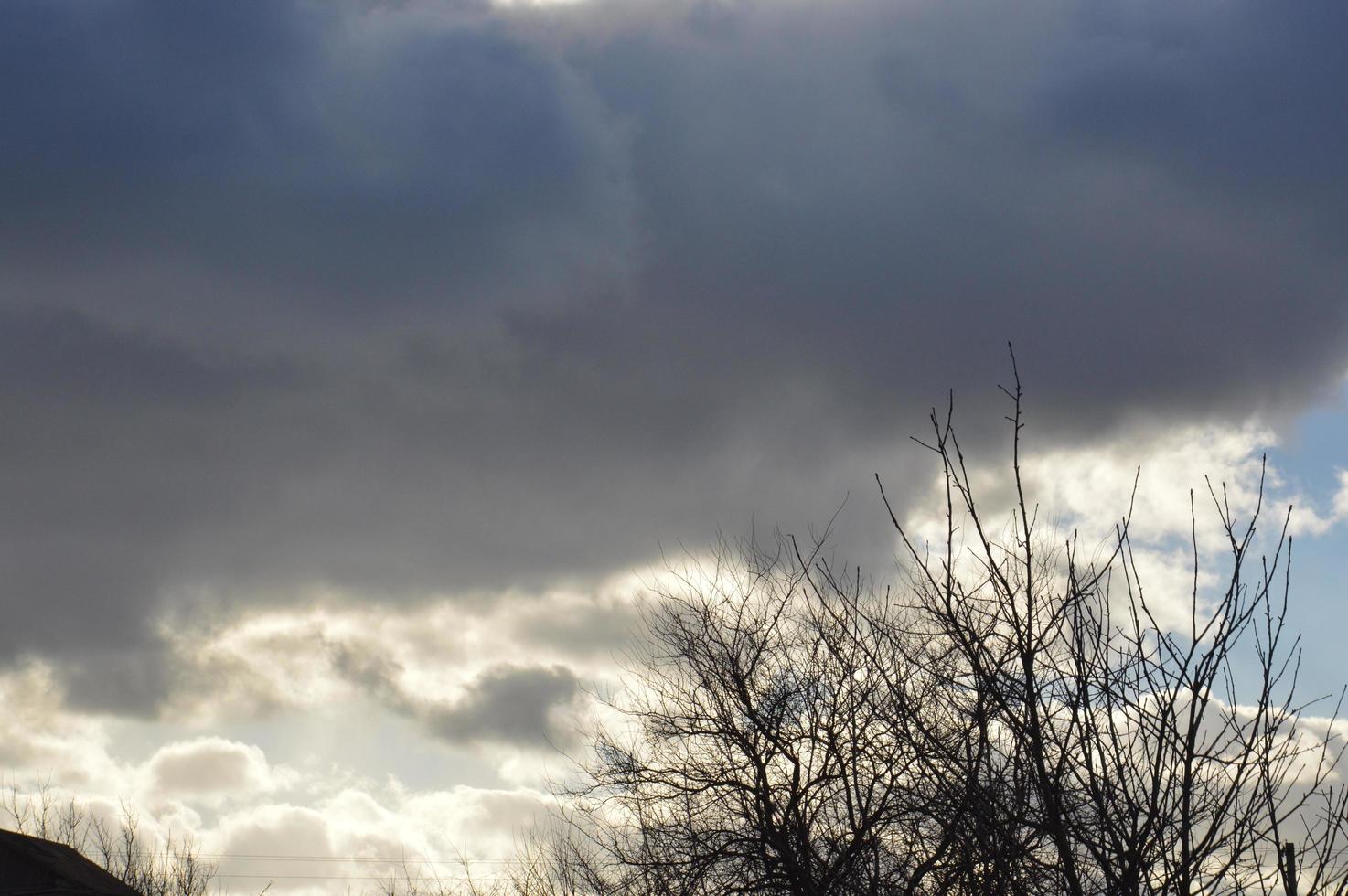 nubes en el cielo azul en invierno foto