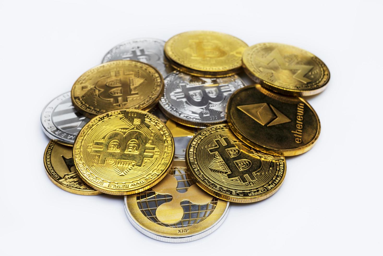 un montón de fichas de moneda bitcoin doradas aisladas en un fondo blanco foto