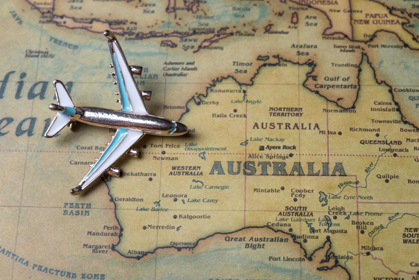 avión sobre el mapa de primer plano de australia. foto