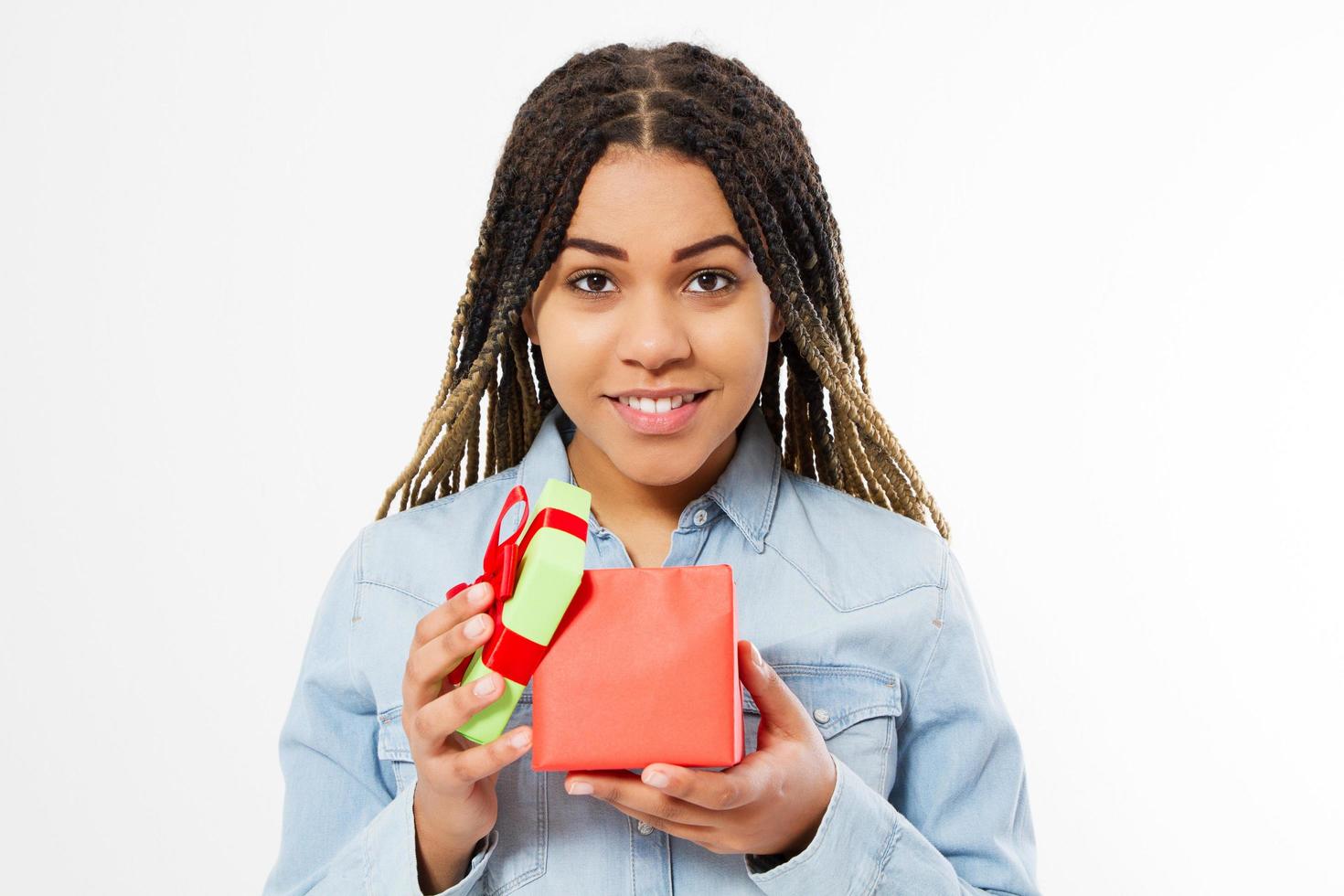 afro feliz mujer abre una caja de regalo sobre fondo blanco aislado foto