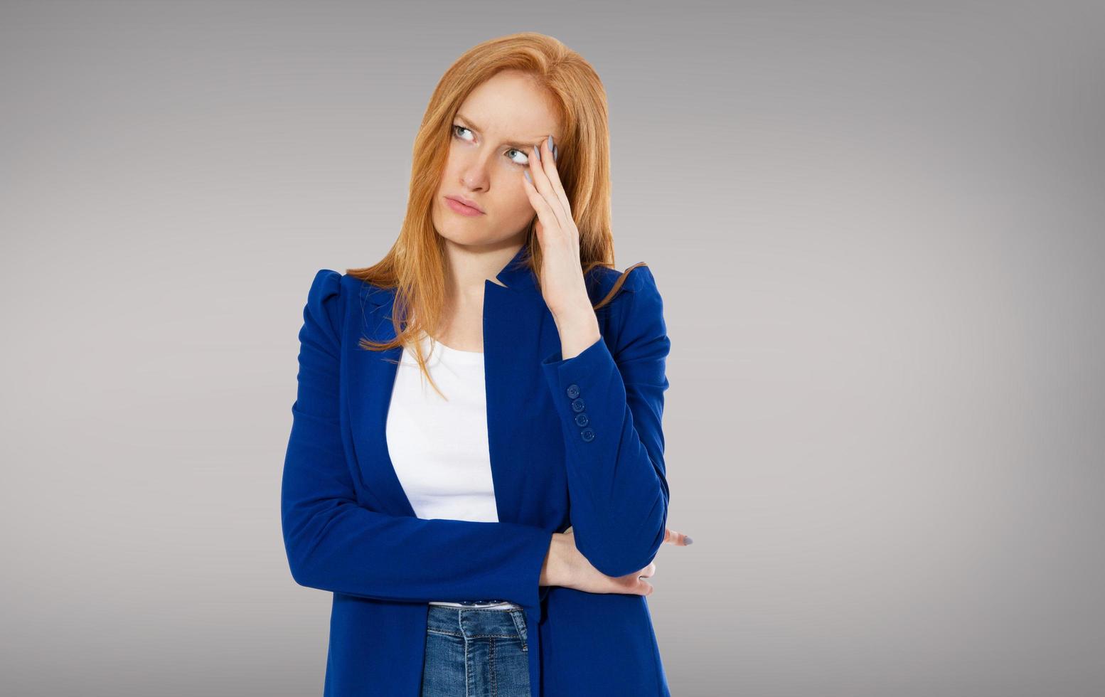 Dolor de cabeza de la mujer, migraña femenina, infeliz joven adulta vistiendo blusa, golpeándose la cabeza, ojos cerrados, gesticulando que ha cometido un gran error - trabajo duro cansado foto